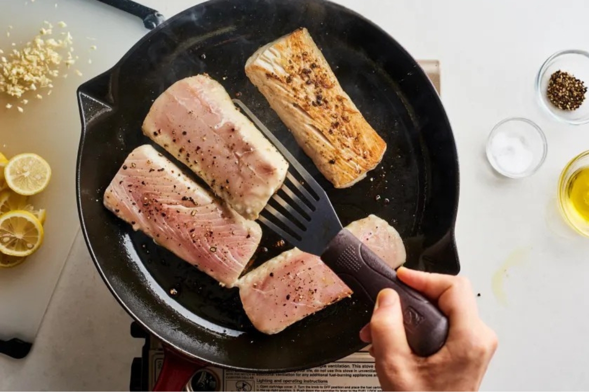 Mahi-Mahi-sas-sos-ot-limonovo-maslo-v-chugunen-tigan